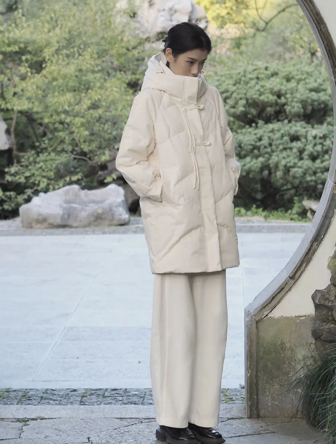 羽绒服卫衣裙搭配,今年流行穿搭羽绒服加什么靴子