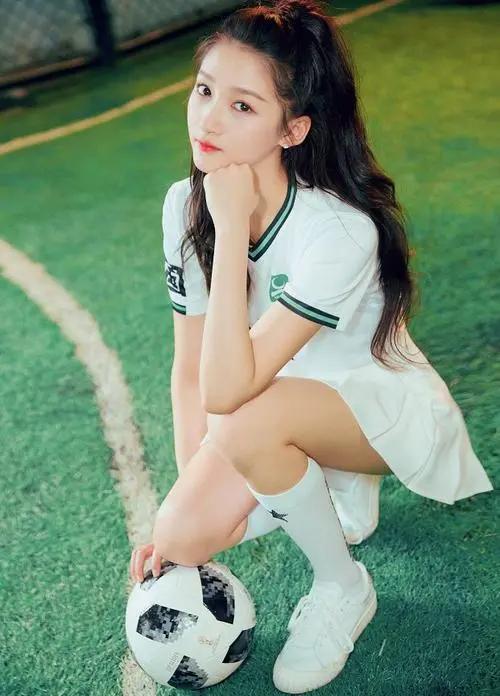 鹿晗关晓彤看足球,鹿晗解说欧洲杯关晓彤