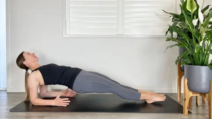 练瑜伽反板式腿抽筋，手腕疼？这样调整就对了