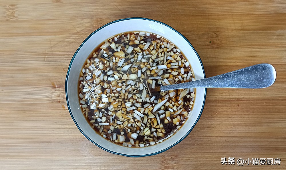 入味香喷喷的茄子煲就可以上桌了,咸鱼茄子煲直接用砂锅的做法