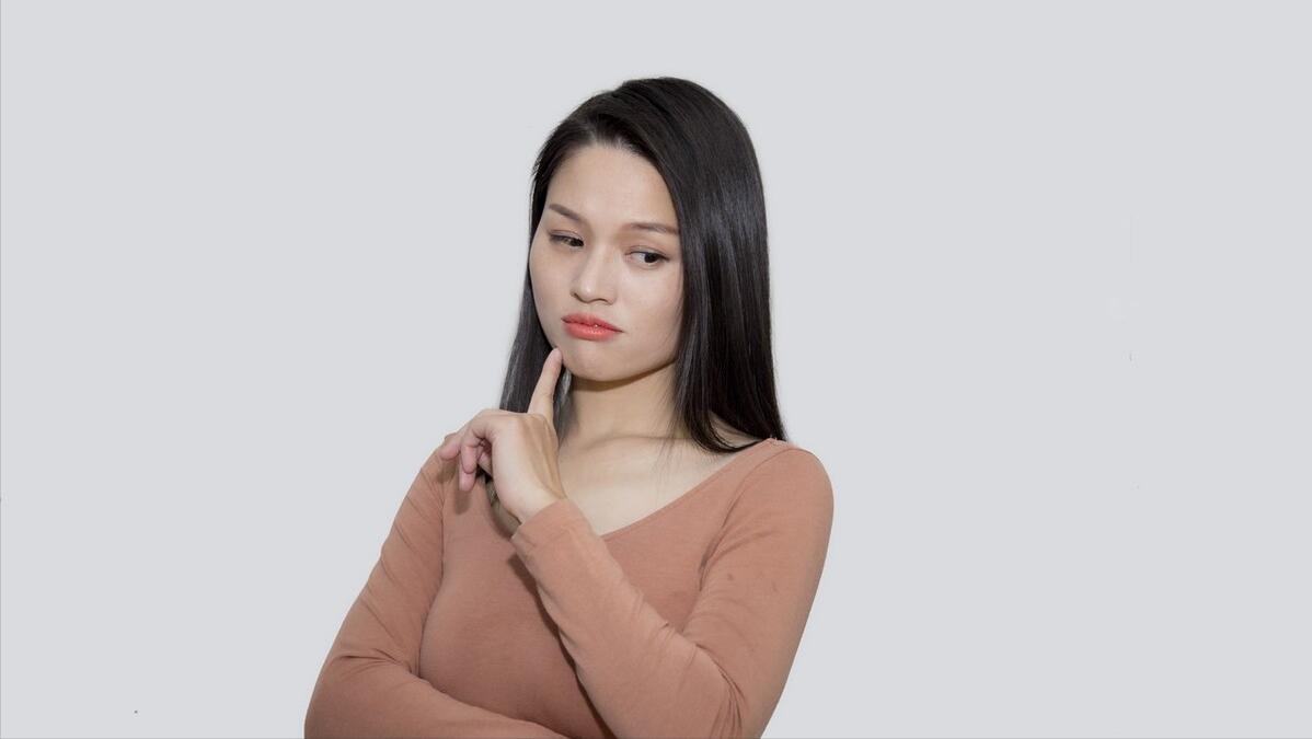 女生经常夹脚尖是好是坏,女生为什么总喜欢夹着脚