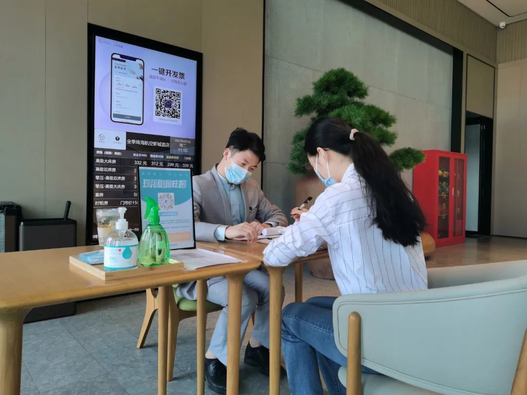 下飞机太晚没去处,下飞机了要去吃饭行李放哪里呢