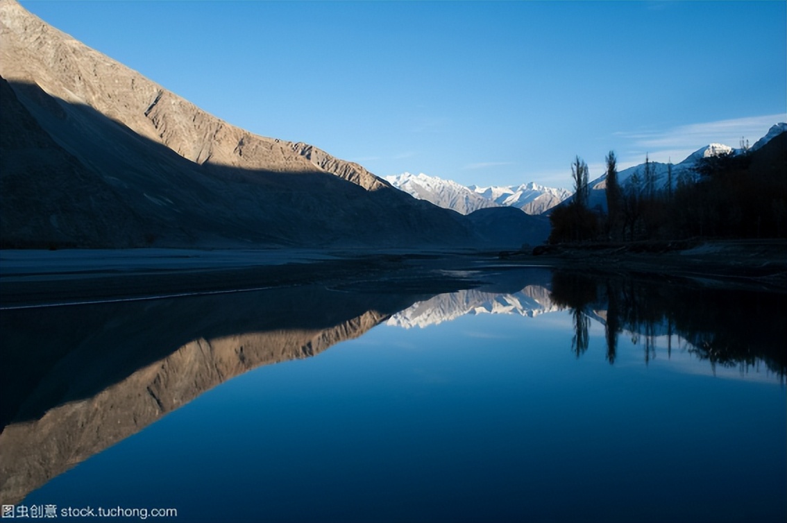 今宵无月彤云天，情燃红菱峰