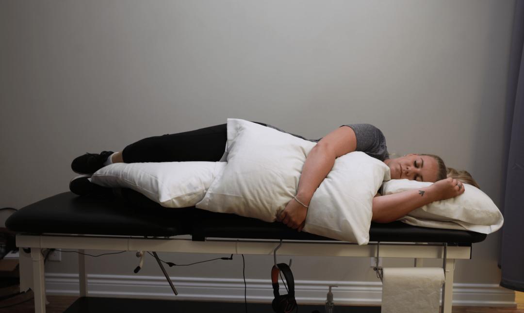 睡觉侧卧手麻正确睡姿,睡觉手麻正确睡姿