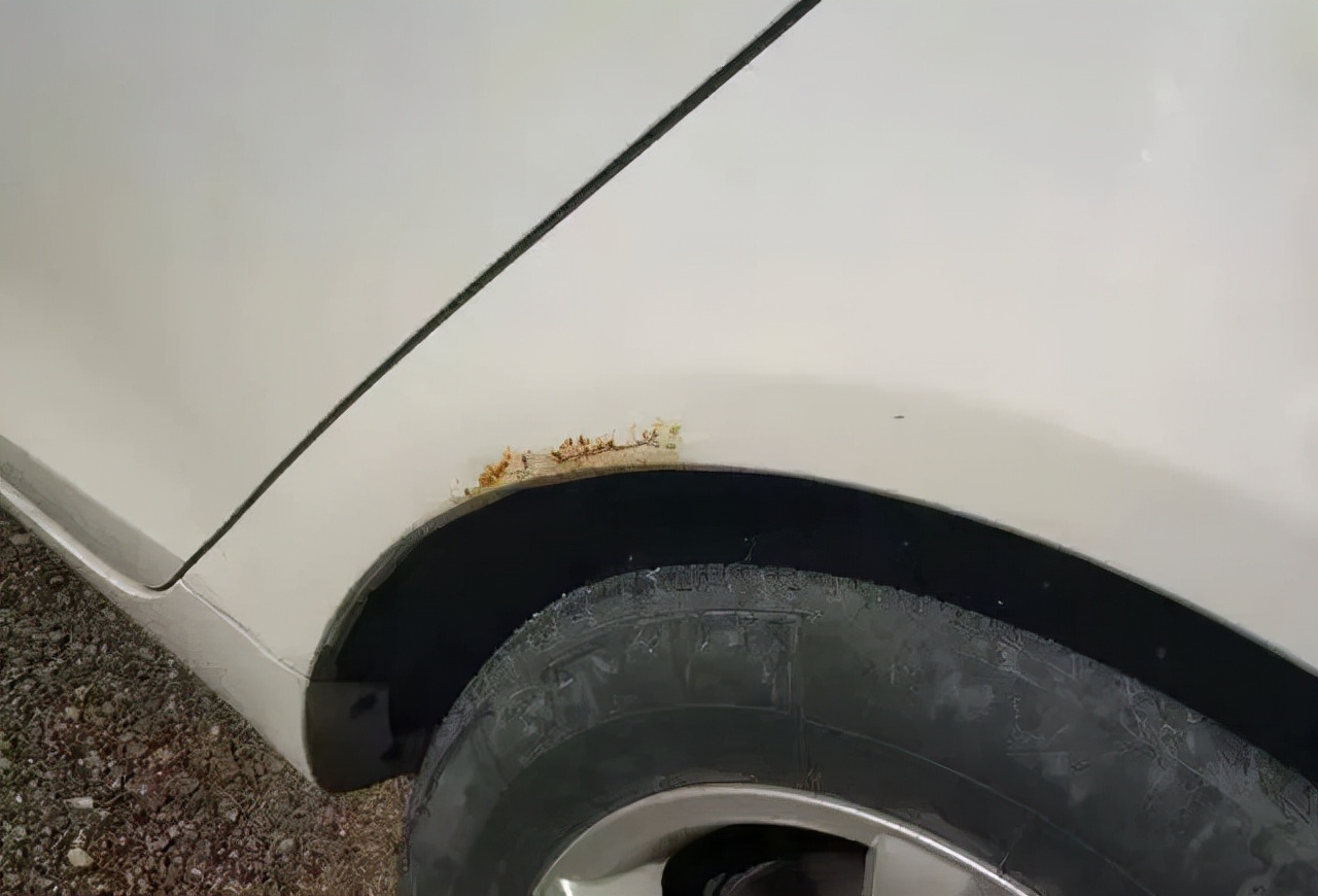 刚买的新车车漆有锈迹怎么处理,新车底盘有锈迹正常吗