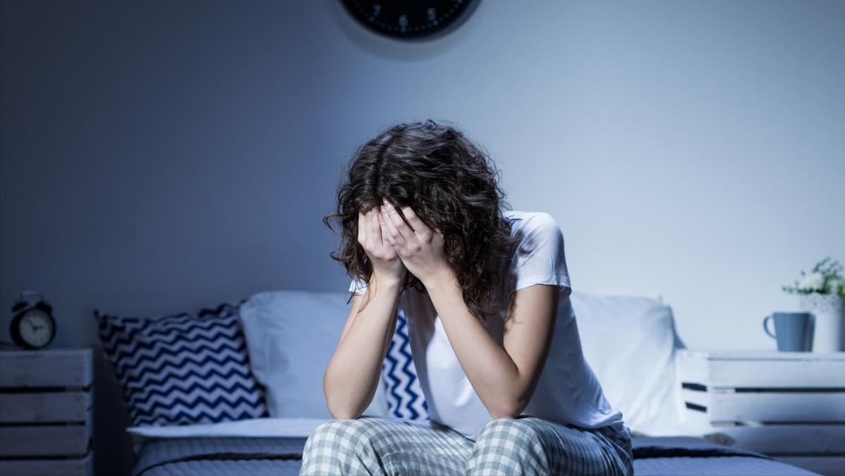 总是腰酸背痛？到底是什么原因？医生：睡前这样趴一趴或许管用！