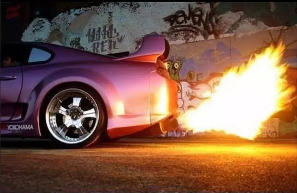 排气管放屁响怎么回事,排气管放炮的原因