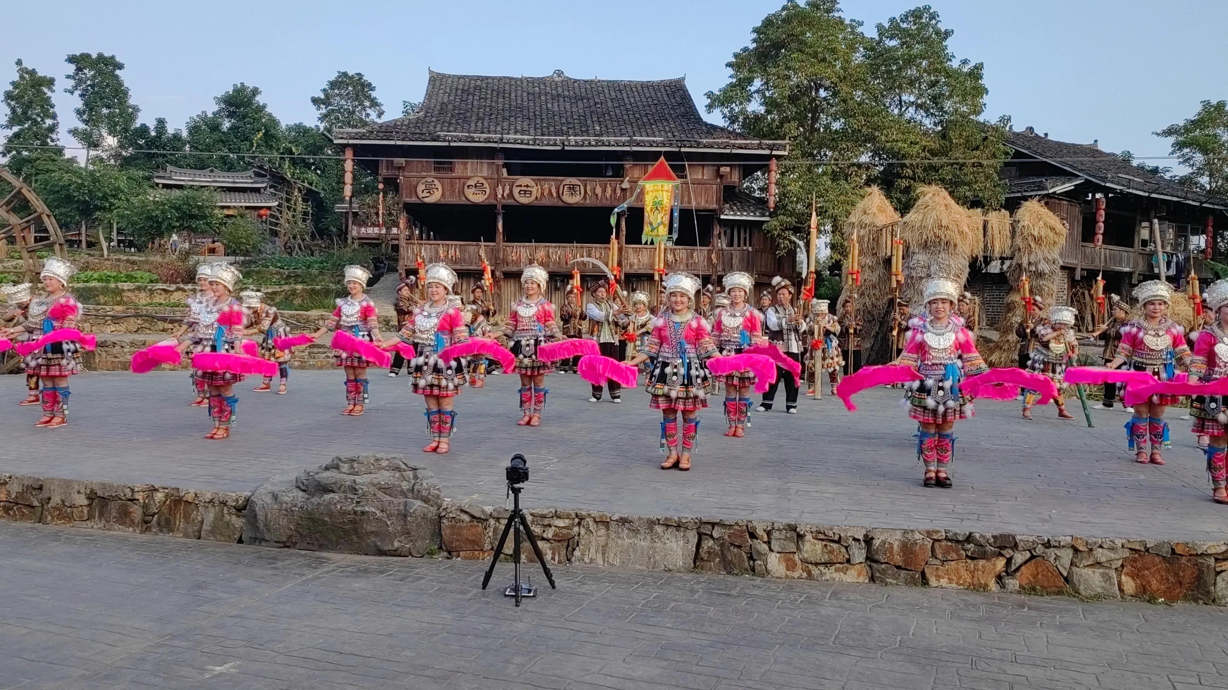 融水梦呜苗寨:夜景亮,美女多,是真的吗?