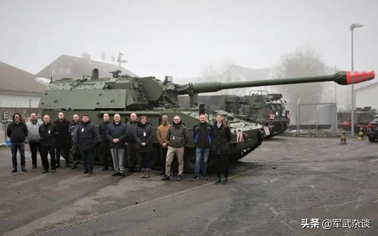 pzh155mm自行榴弹炮,pzh2000式155mm自行榴弹炮