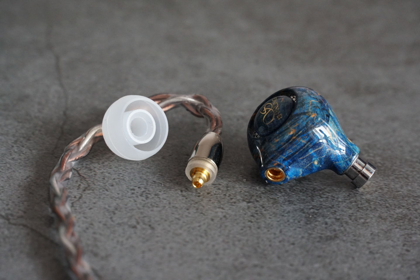 就像是送到宫里的耳机，仅3000元出头，靛蓝色木制入耳式动圈杰作