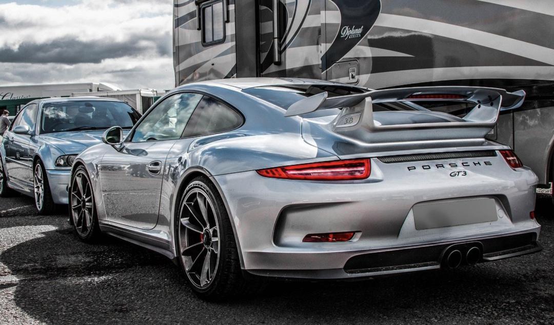 租豪车回家过年遭到嘲笑,有钱没钱租个车回家过年