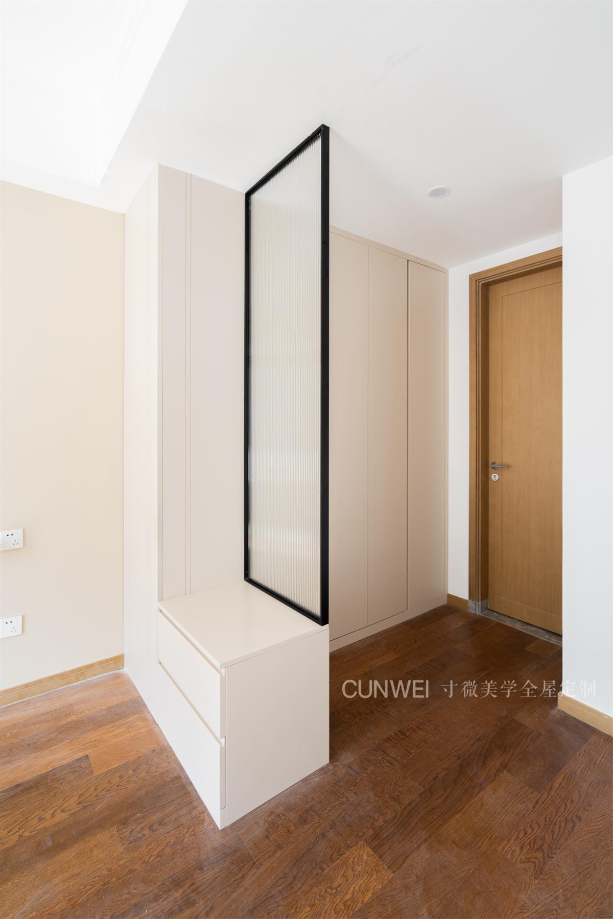 衣帽间柜门玻璃门设计,衣帽间转角设计连折叠玻璃门