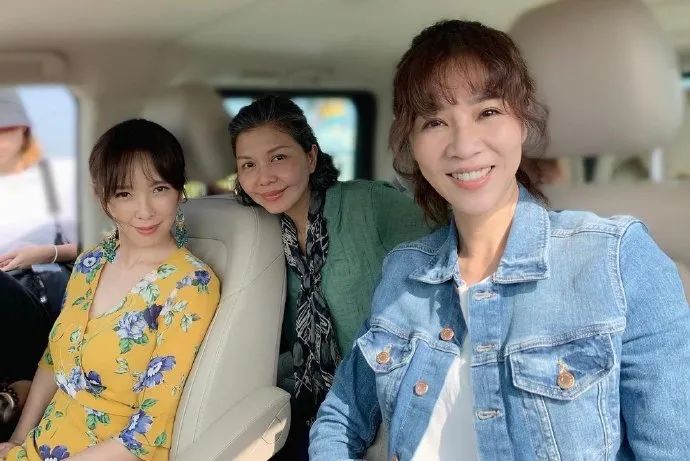 上台领奖被观众嫌弃的女明星,女星领奖时台下另外一个女星撇嘴