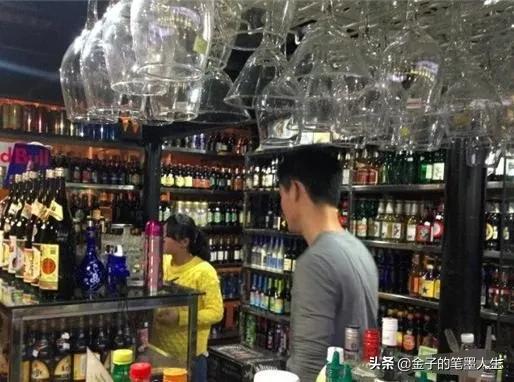 琳琅满目都是酒，一眼望去全是人，传说中的天堂酒吧超市