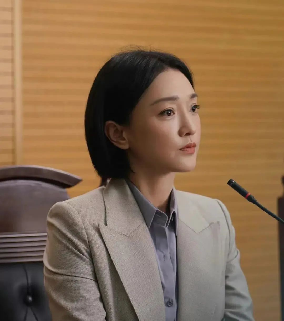 穿大牌西装背200块帆布包，混搭百元球鞋，她演女高管我服！