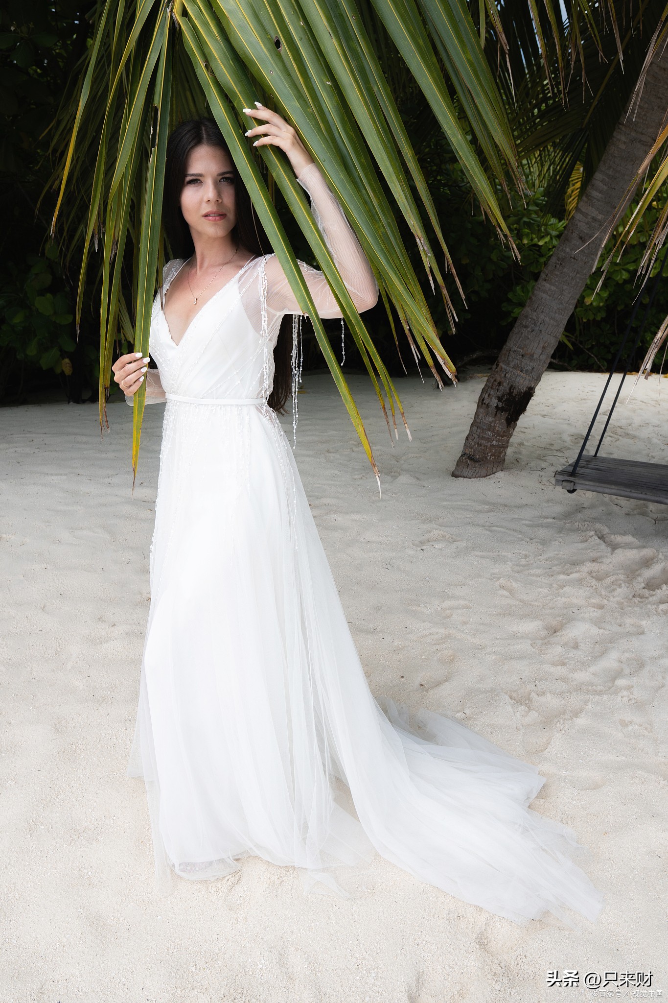 18世纪英国贵族女性穿的裙子,英国女士为什么要穿蓬蓬裙