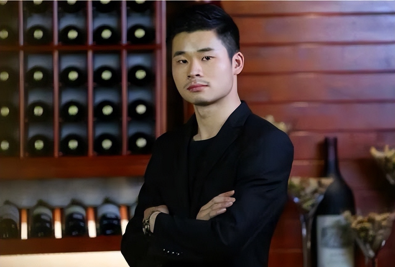 摸腿、陪酒、绝育、自杀，娱乐圈的*规则潜**，“毁”了多少女孩？