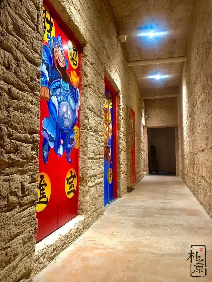 沉浸式现代夯土墙体验,现代新型夯土墙室内设计