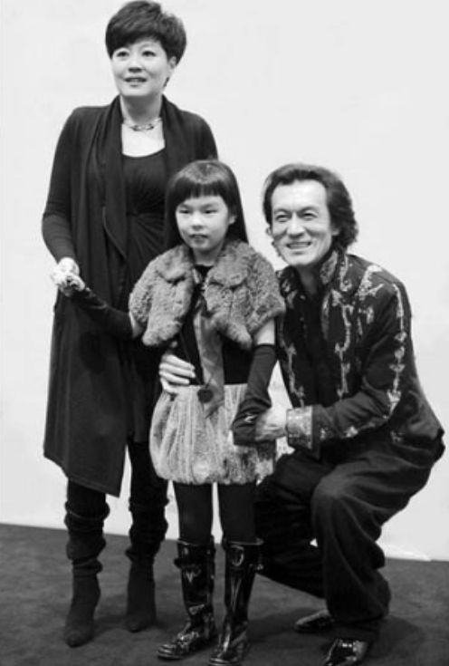 李咏妻子哈文家庭背景显赫,李咏去世后他的妻子哈文怎么样了