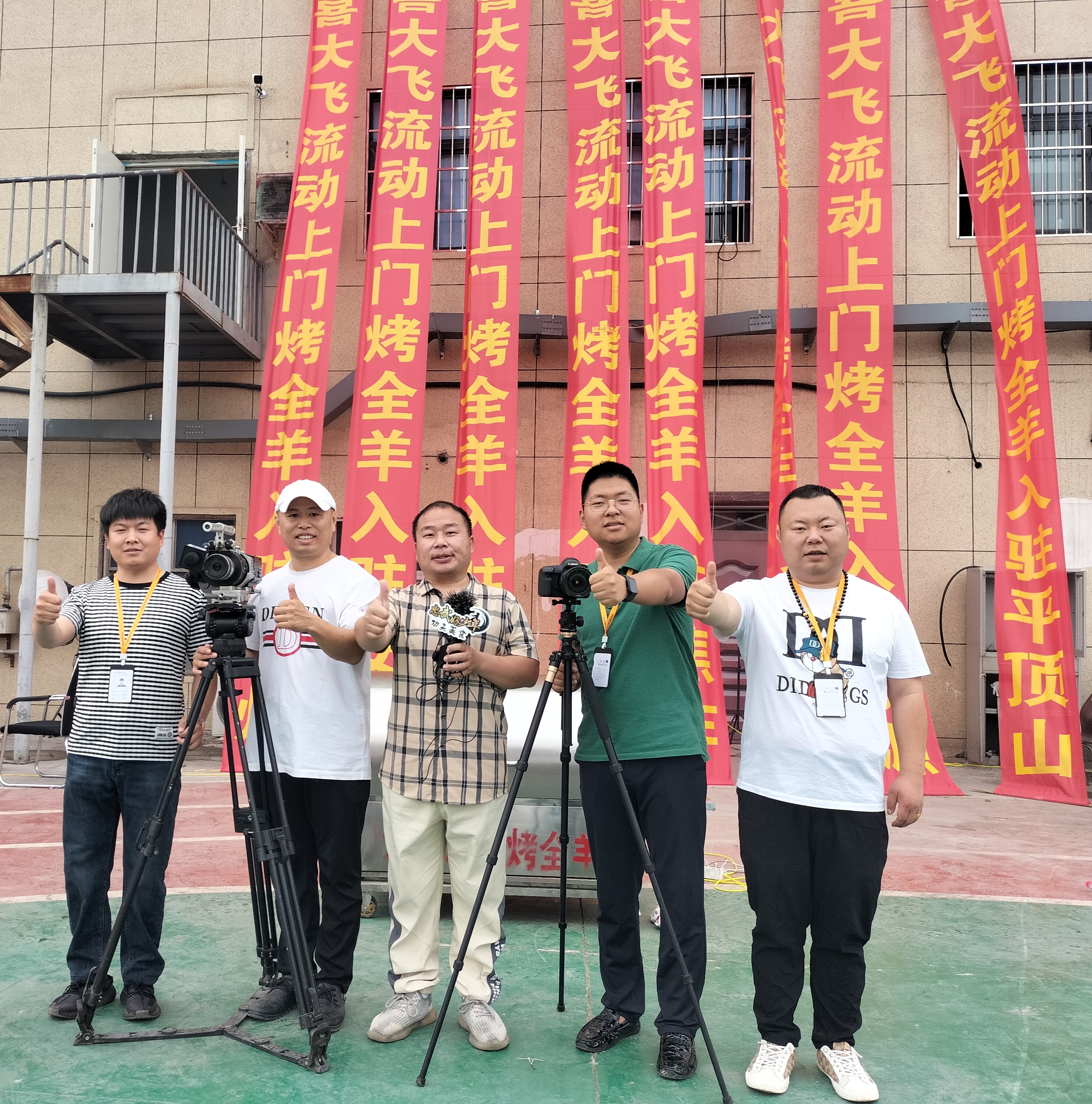 郑州大飞流动式烤全羊幕后烤羊师傅有功夫