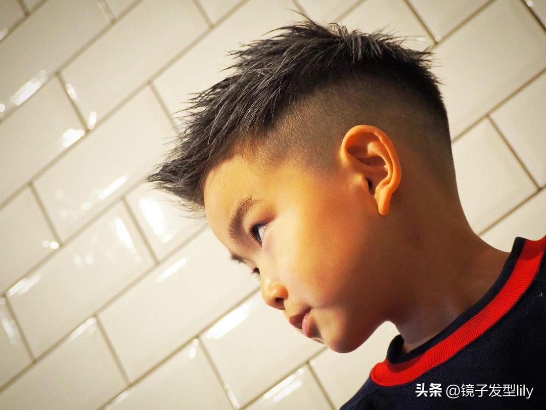 新帅气小男孩发型14款,两边剃光的最帅气小男孩发型