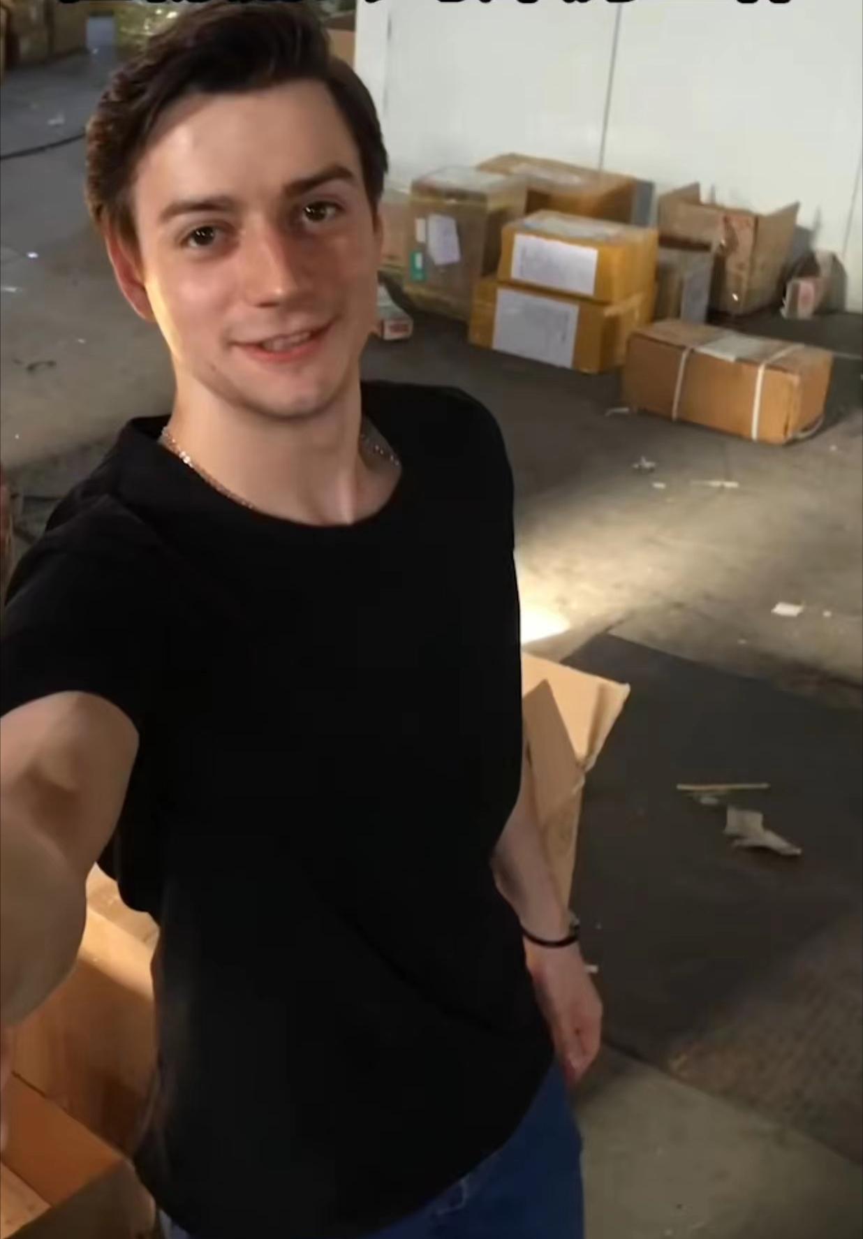 俄罗斯小伙靠喊“我爱中国”吸粉千万,娶大25岁韩国美女定居中国