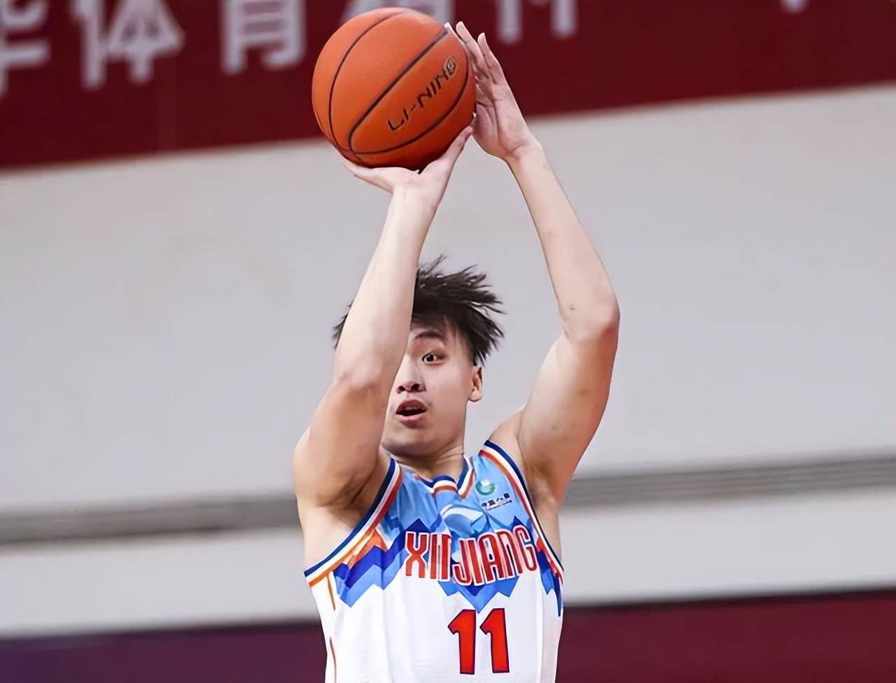 0分20助攻0板,齐麟拿球被夹正确判罚