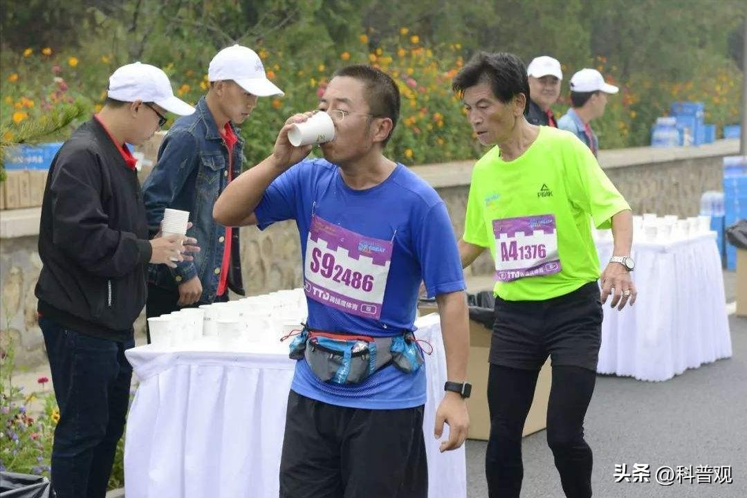 c罗掏出不明物体吃的是啥,c罗裤衩藏小零食