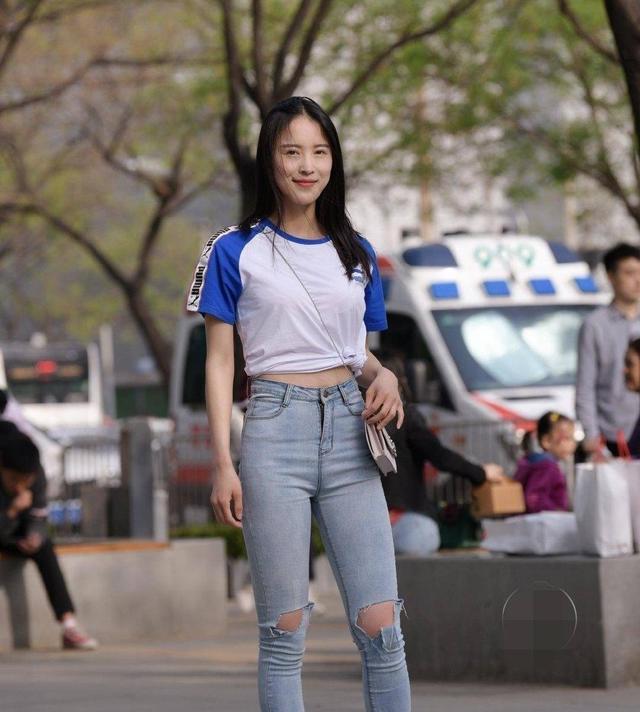 白T搭配浅色破洞牛仔裤，简单休闲又不失活泼