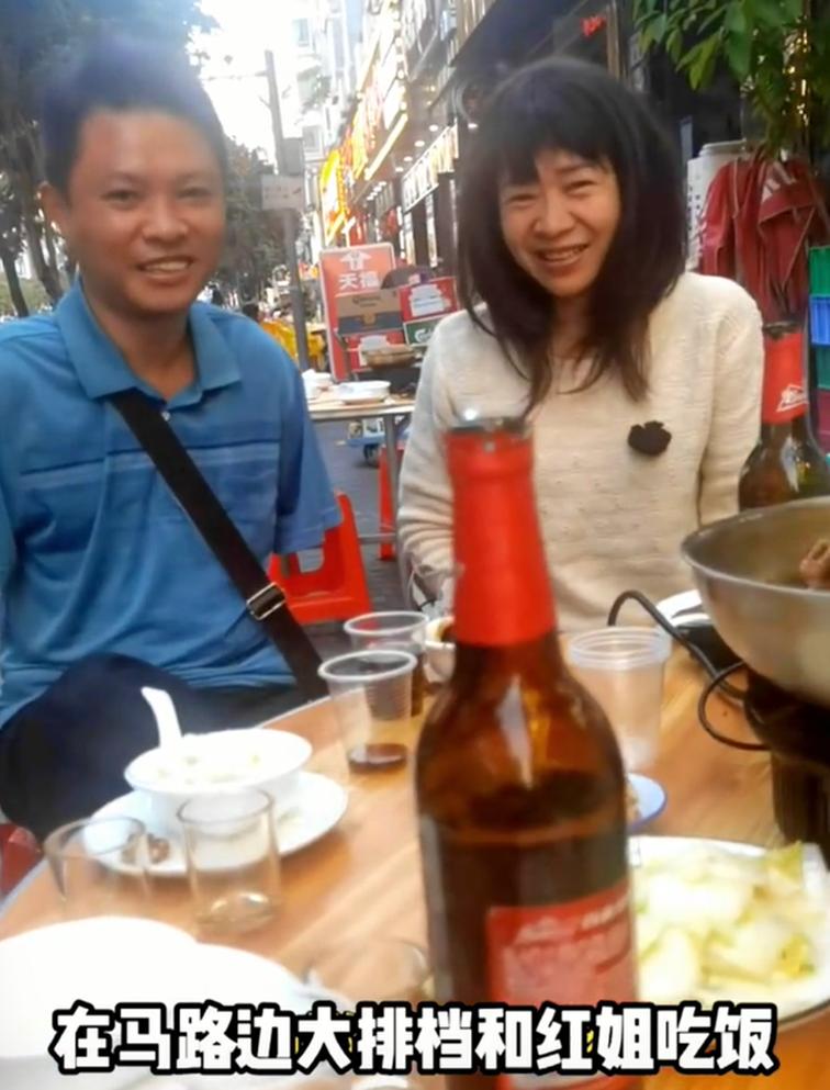 广东一流浪女“红姐”怀孕，男朋友才19岁，两人大大方方秀恩爱