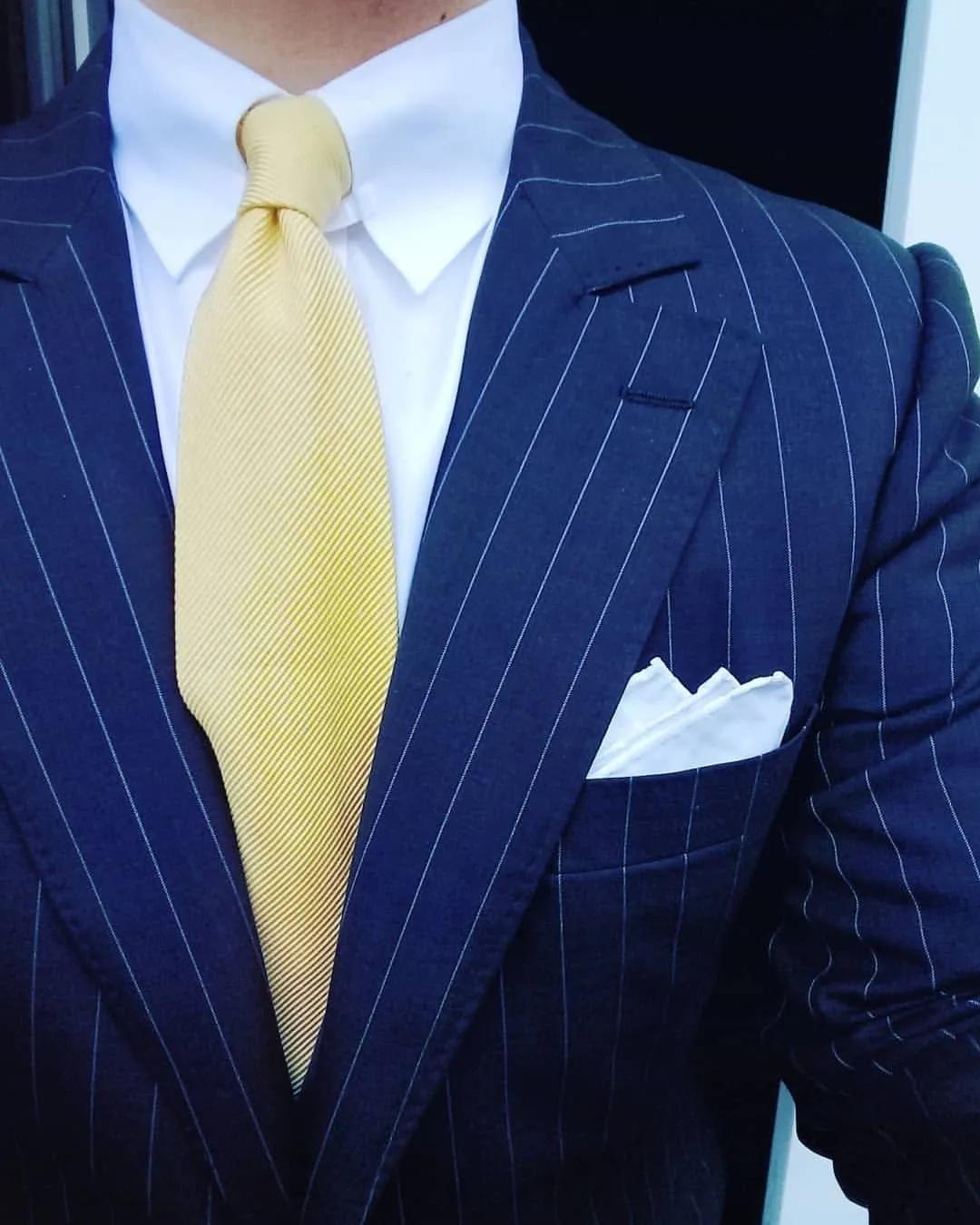 华尔街之狼穿着两千美元的西装,穿最靓的西装做最靓的仔