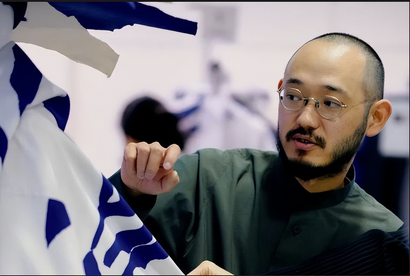 观点|一块布，永恒褶皱：给乔布斯设计黑色毛衣的三宅一生去世