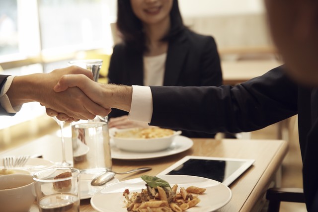 因为冰激凌事件宝马会降价吗,宝马冰激凌事件的女员工