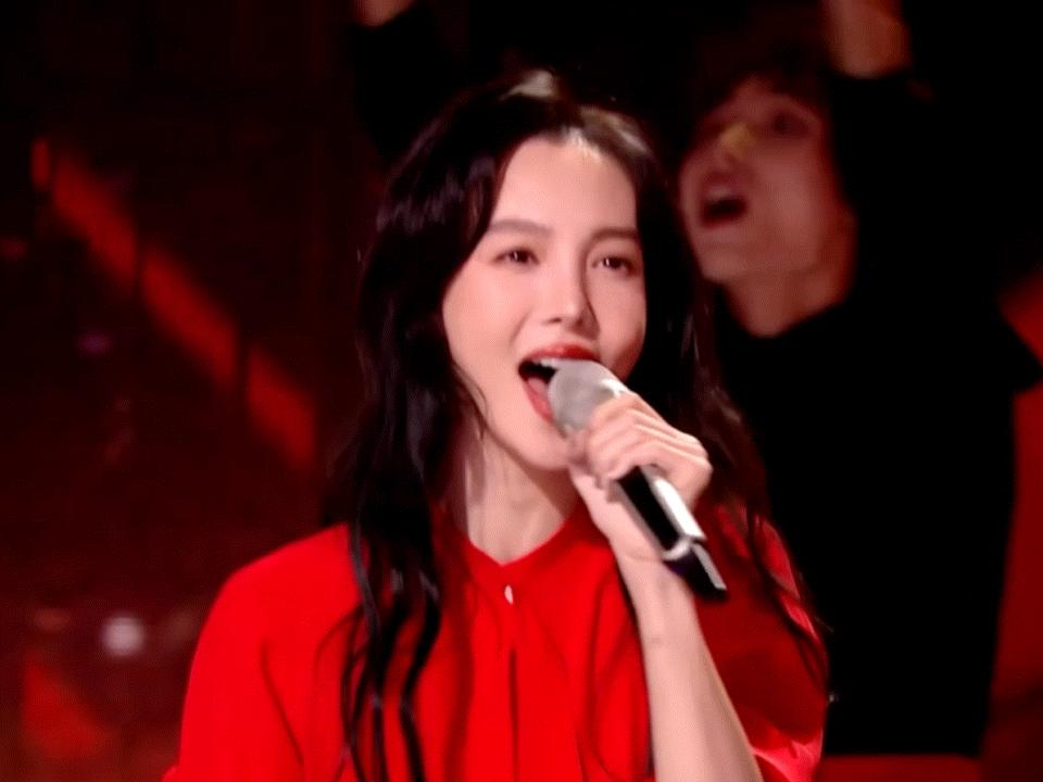 北京台春晚杨幂关晓彤杨紫,元旦跨年演唱会关晓彤造型