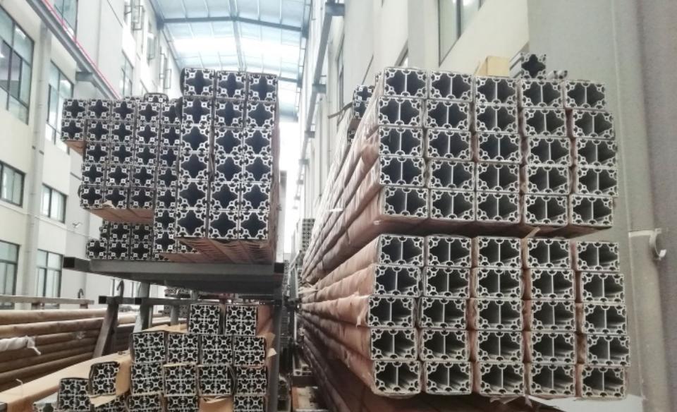 实拍断桥铝加工厂,断桥铝工厂现场实拍