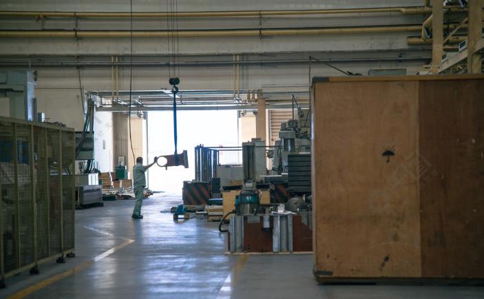 国内工厂是怎么压榨工人的,八小时工作制度算压榨吗