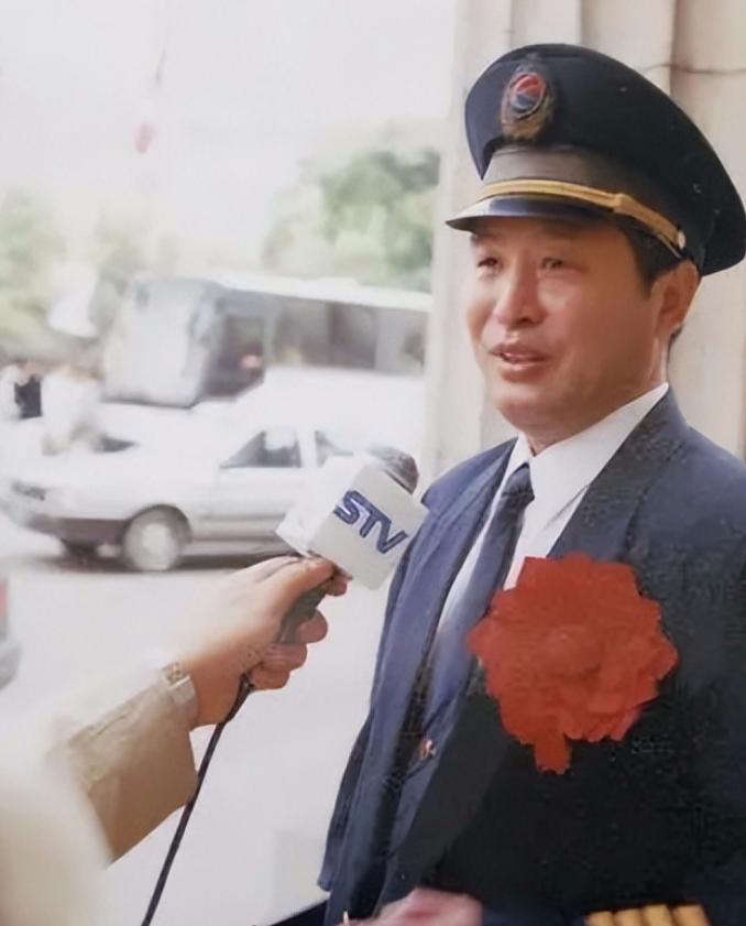 中国航空史首次紧急迫降,民航第一次紧急迫降