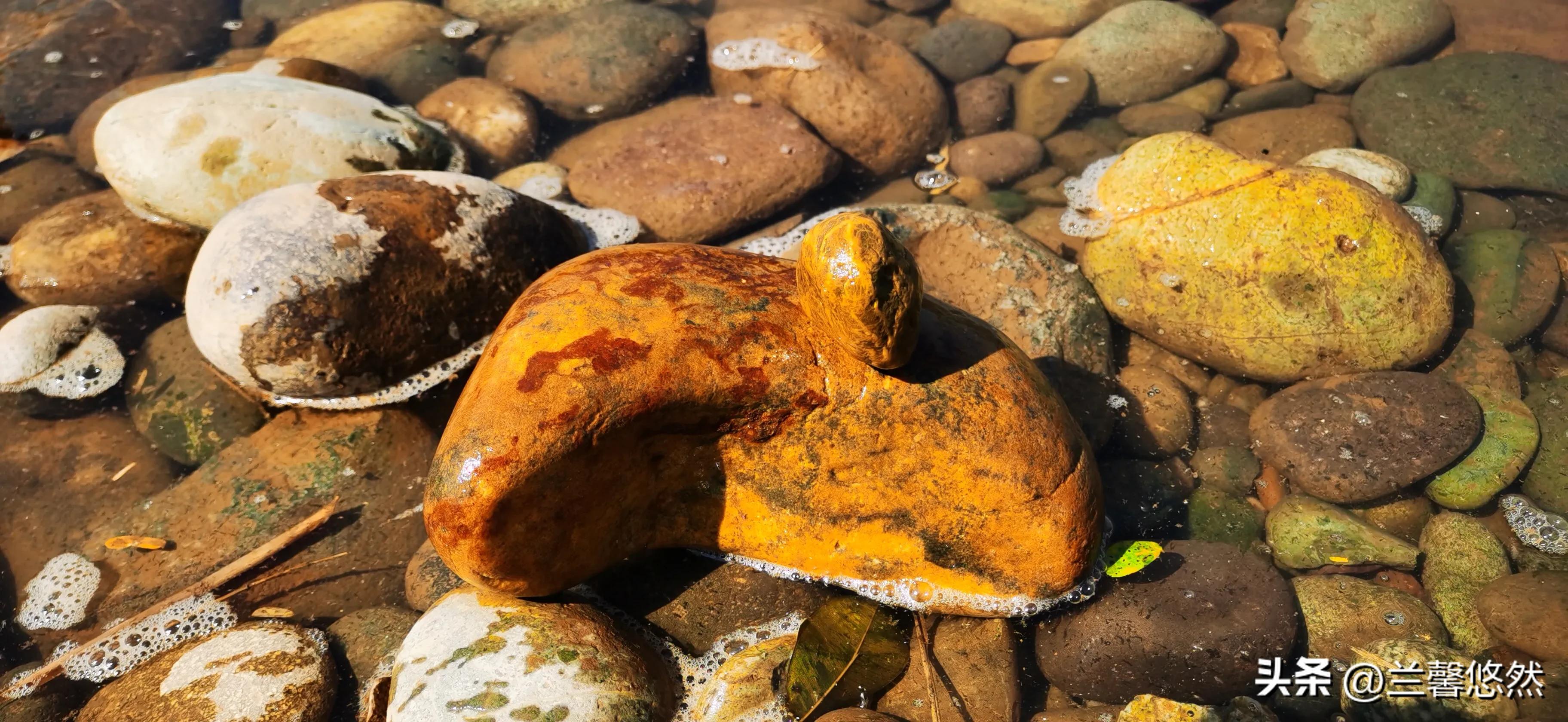 思茅港奇石,棋子湾的彩色石头
