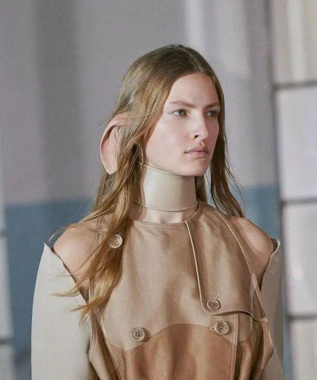 顶流卖丑大翻车！11万的透视裤、露奶衫，25万的飞机包，狗都不买