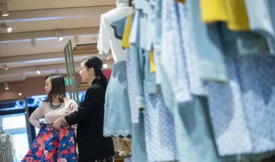 5300亿财富浪费在奢侈品上国人买买买