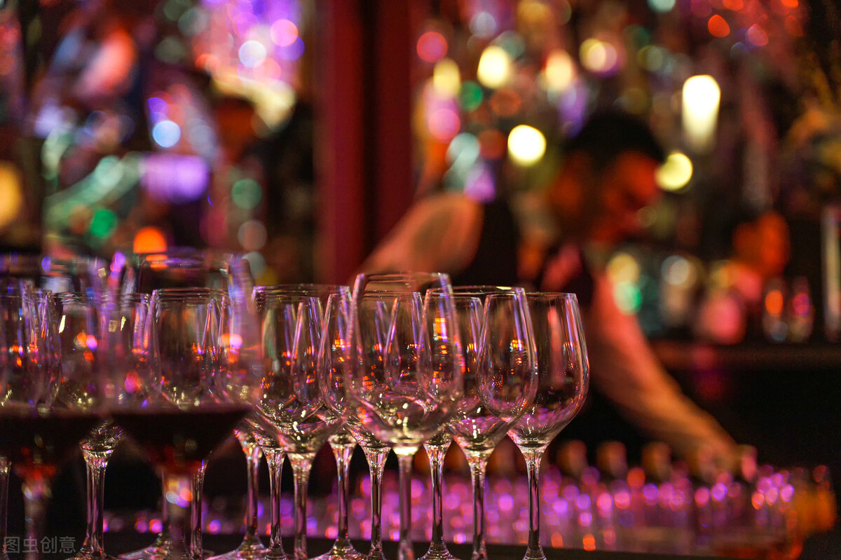 97年的我，为了给男朋友治病选择了在酒吧上班