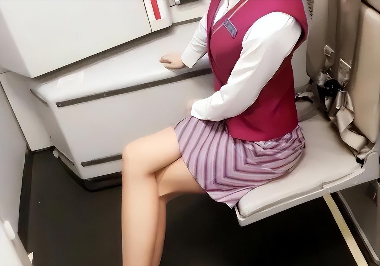 空姐机舱内穿情趣内衣，拍照自称：超级舒服，网友：跟没穿一样！