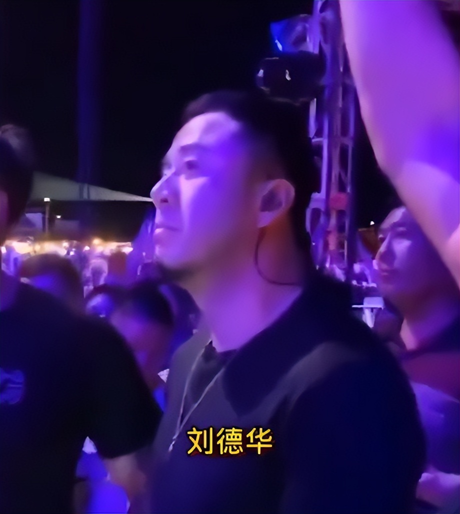 杨坤为什么在乐坛的地位高,杨坤为什么在乐坛的地位这么高