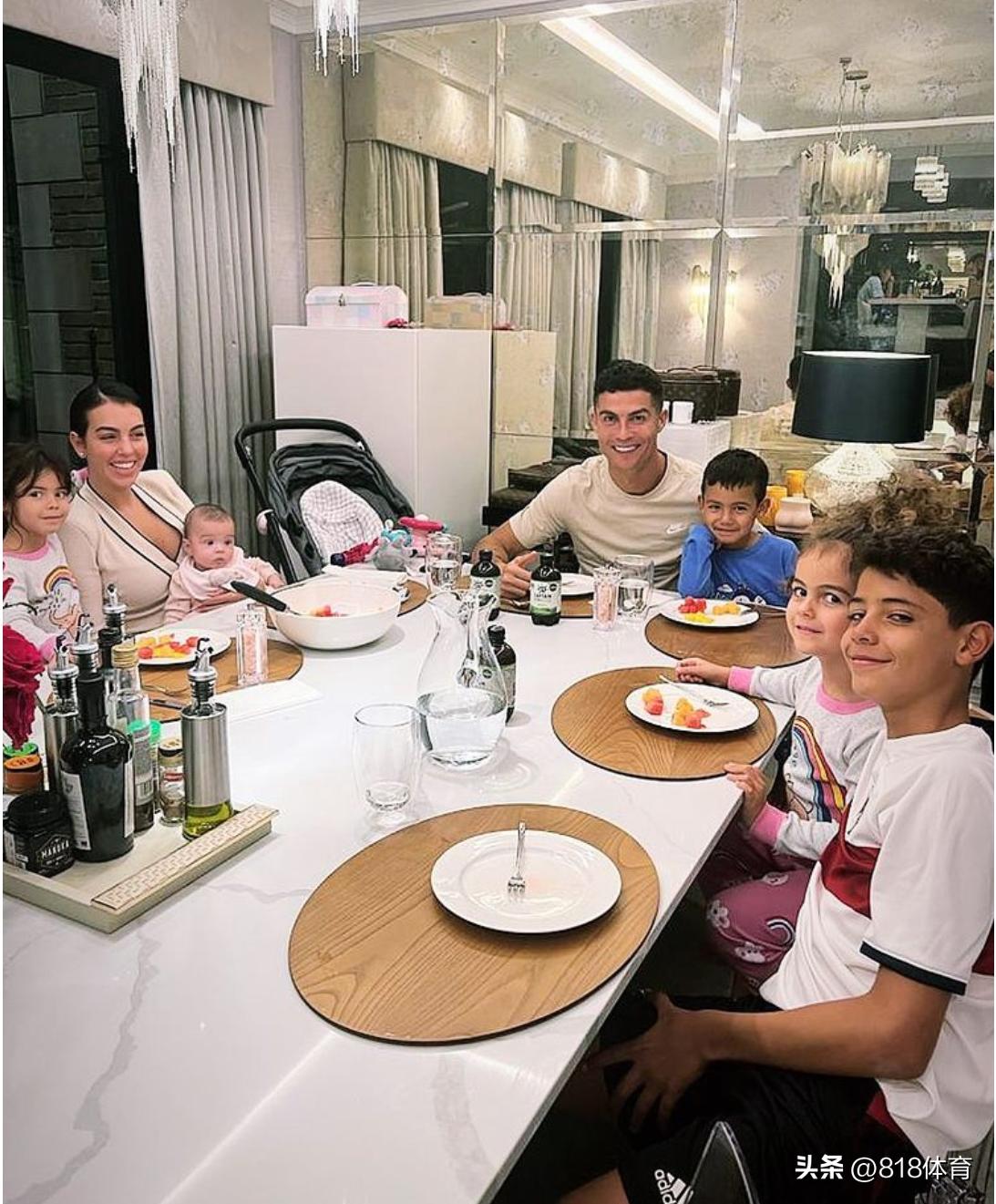 c罗晒一家7口首张合影甜蜜的家,c罗晒与家人欢乐戏水时光
