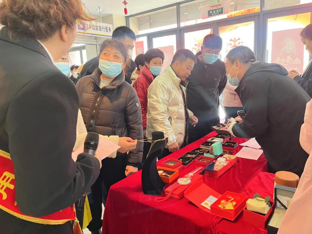 喀左联社利用“女神节”展销活动,切实打开贵金属产品销售市场