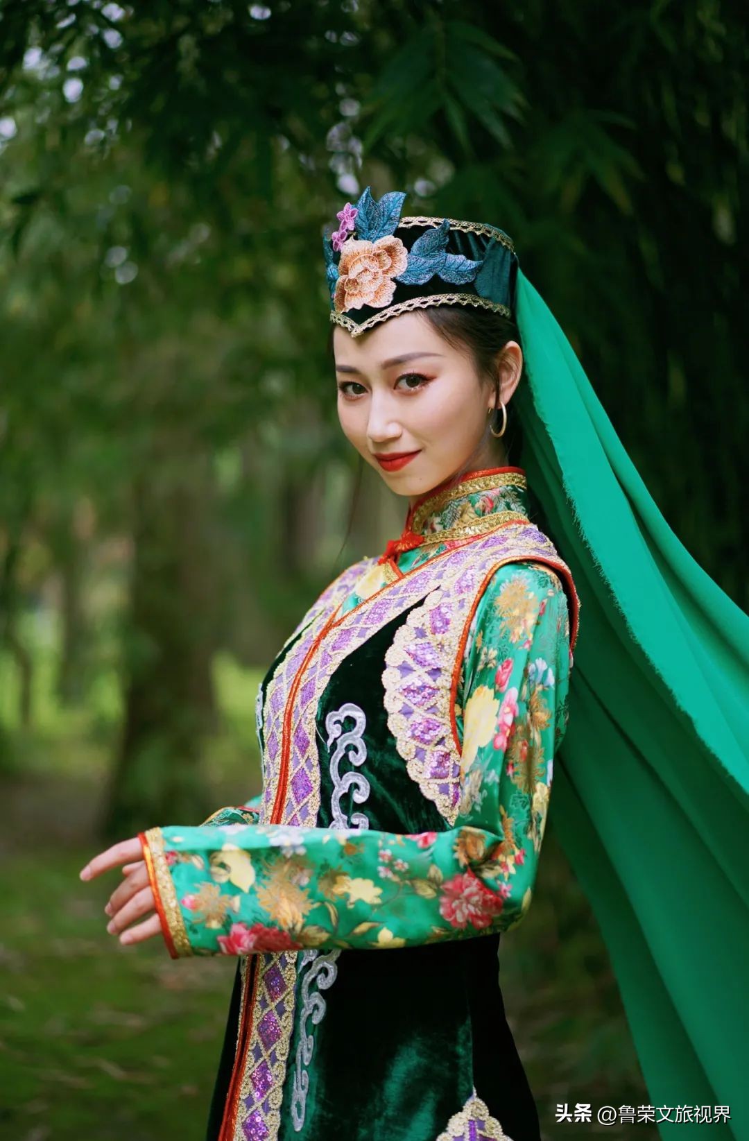 90后湖北姑娘拍56个民族服饰抖音,95后女孩耗时247天拍摄56民族服饰