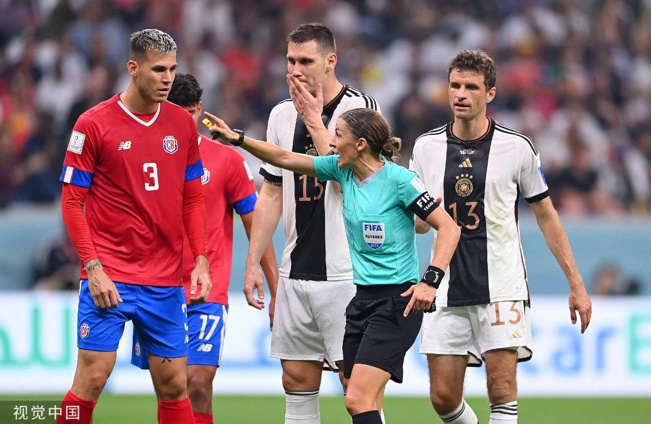 女裁判,女裁判爬上球台