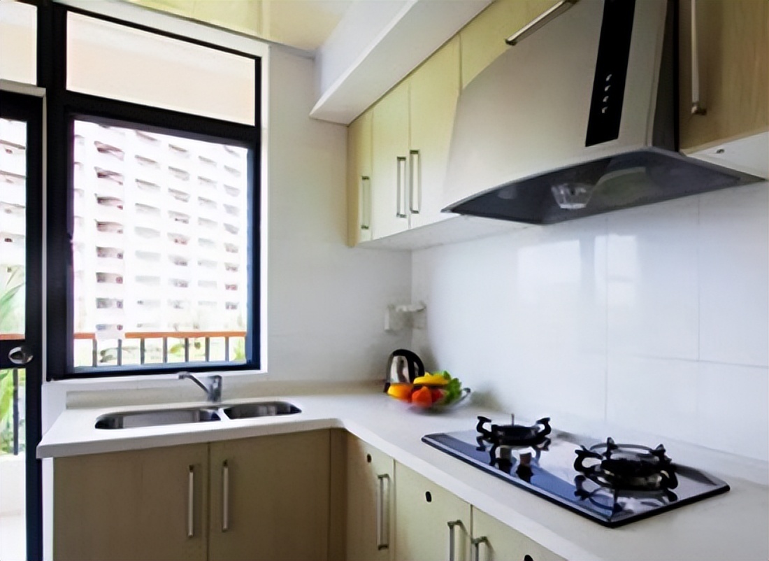 卧室与厨房之间墙面渗水,厨房墙面漏水找谁维修