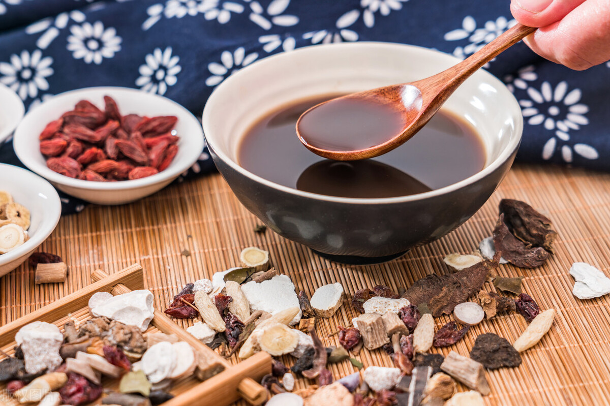 后背凉遇冷气打喷嚏流鼻涕怎么治,为什么后背怕冷打喷嚏流鼻涕