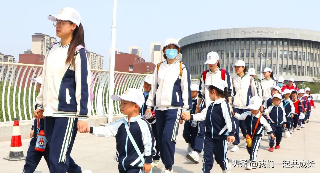 萌娃爱足球勤志全衔接：机关二园与历城二中足球队员联谊活动